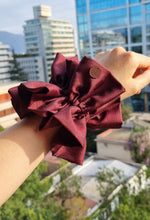 Cargar imagen en el visor de la galería, Scrunchie Clara Burdeo
