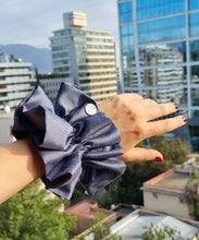 Cargar imagen en el visor de la galería, Scrunchie Clara Azulado
