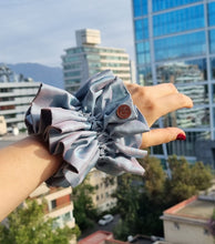 Cargar imagen en el visor de la galería, Scrunchie Clara Celeste tornasol
