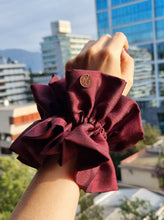 Cargar imagen en el visor de la galería, Scrunchie Clara Burdeo
