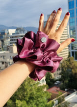 Cargar imagen en el visor de la galería, Scrunchie Clara Magenta
