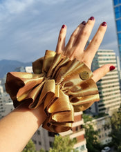 Cargar imagen en el visor de la galería, Scrunchie Clara Dorado
