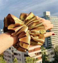 Cargar imagen en el visor de la galería, Scrunchie Clara Dorado
