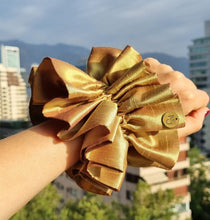 Cargar imagen en el visor de la galería, Scrunchie Clara Dorado
