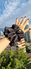 Cargar imagen en el visor de la galería, Scrunchie Clara Negro
