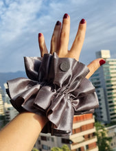 Cargar imagen en el visor de la galería, Scrunchie Clara Plateado
