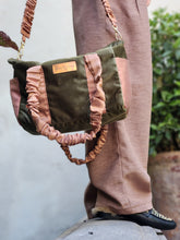 Cargar imagen en el visor de la galería, Bolso Alice Verde Musgo/Cobre - M
