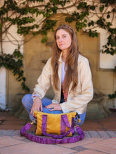 Cargar imagen en el visor de la galería, Bolso Alice Mostaza/Magenta - M
