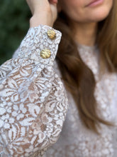 Cargar imagen en el visor de la galería, Blusa Encaje Winter Bloom

